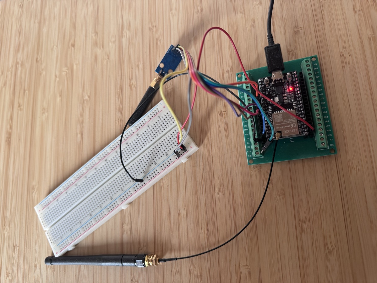 ESP32 collegato al modulo CC1101 via breadboard