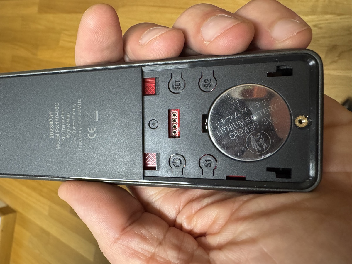 Il retro del telecomando con l'etichetta del modello